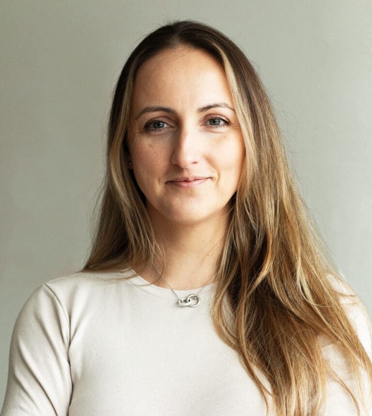 Olga Ziegler, Inhaberin von Ziegler Accounting Solutions und Steuerberaterin in Küsnacht (Zurich) lächelt in die Kamera.